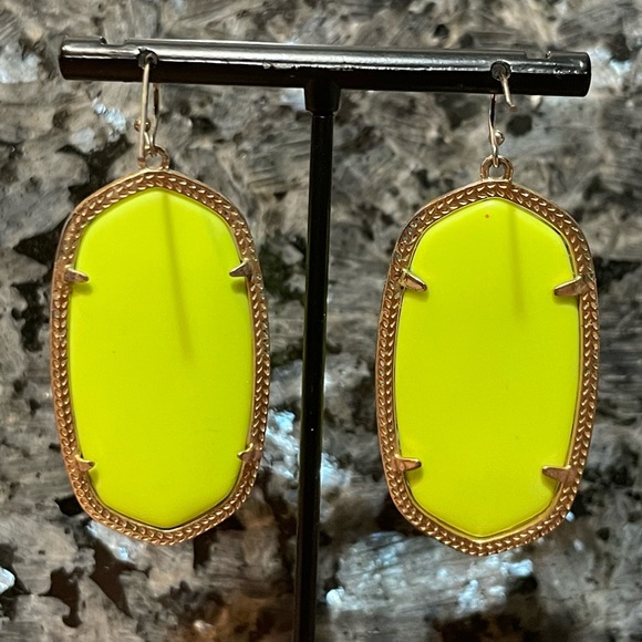 Kendra Scott Vintage Neon Yellow Danielle Statement Earrings In Gold - Picture 6 of 8